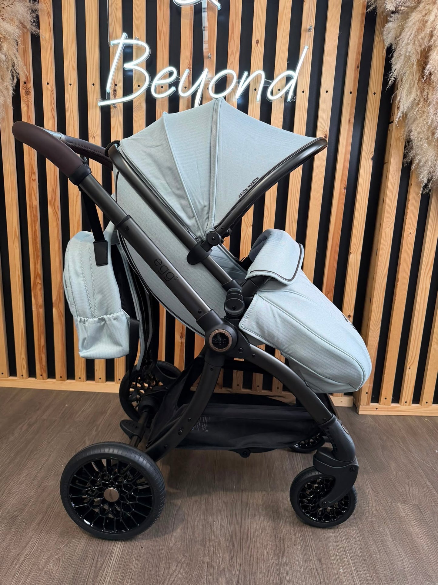 EX DISPLAY Aston Martin egg3 Luxury Travel System - Soft Grey