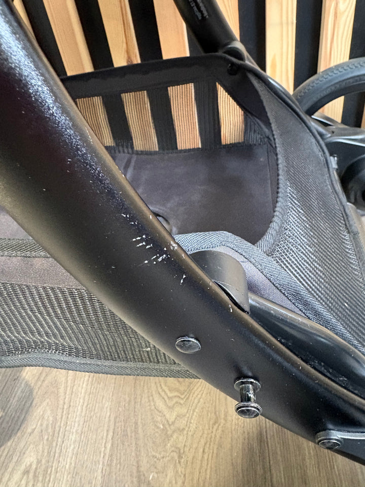 PRE LOVED egg2 Travel System - Stealth