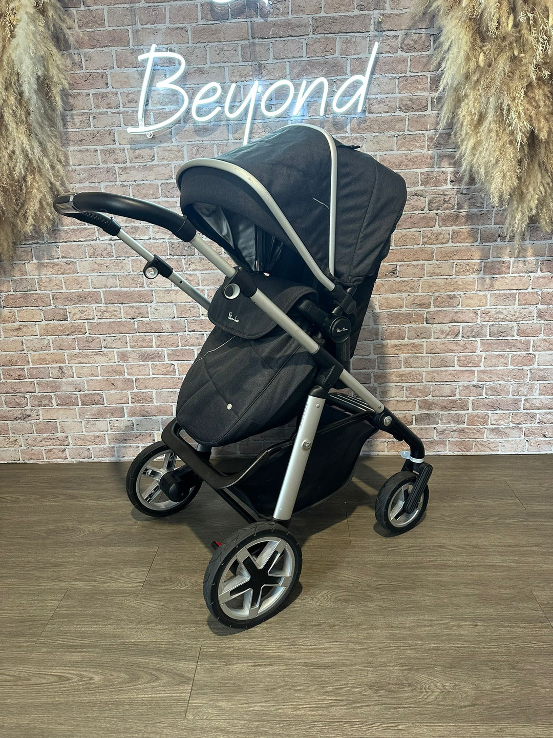 PRE LOVED Silver Cross Pioneer Travel System - ONYX