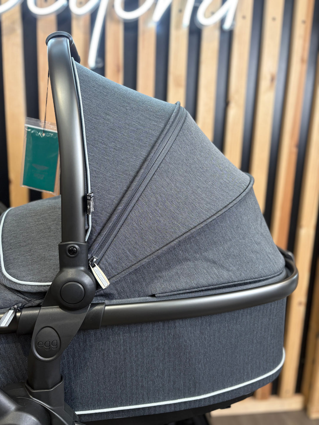 EX DISPLAY Aston Martin egg3 Luxury Travel System - Classic Grey