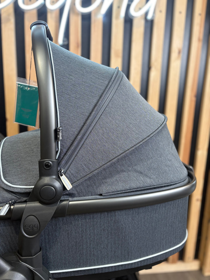 EX DISPLAY Aston Martin egg3 Luxury Travel System - Classic Grey