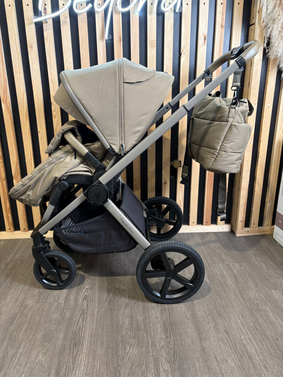 PRE LOVED Venicci Tinum Upline Travel System - Leo
