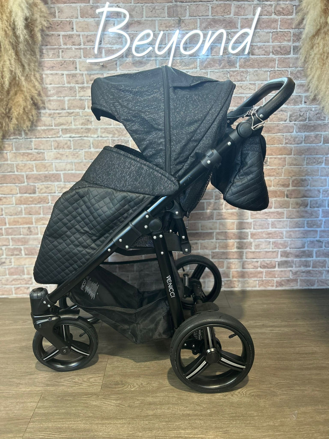 PRE LOVED Venicci Shadow Starlight Prestige Edition Travel System