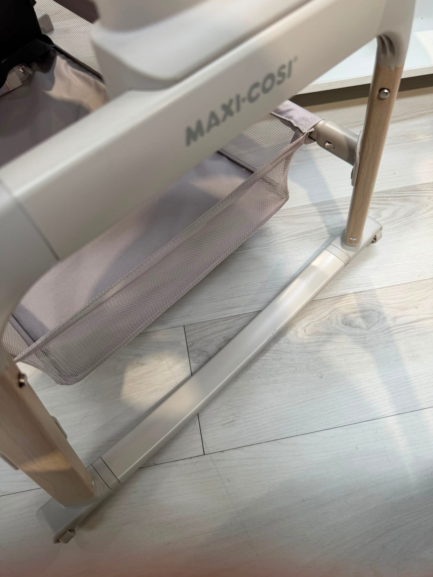 EX DISPLAY Maxi Cosi Iora Air Bedside Crib - Classic Beige