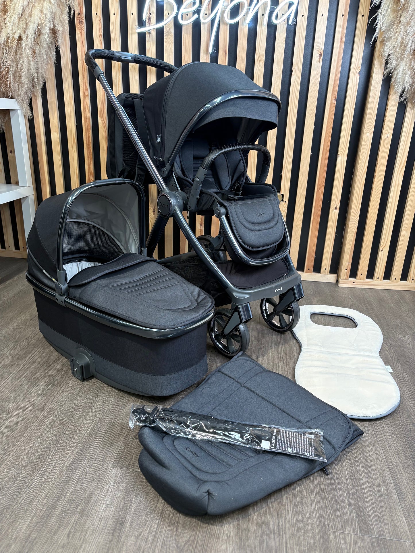 PRE LOVED Babystyle Oyster4 Travel System - Carbonite