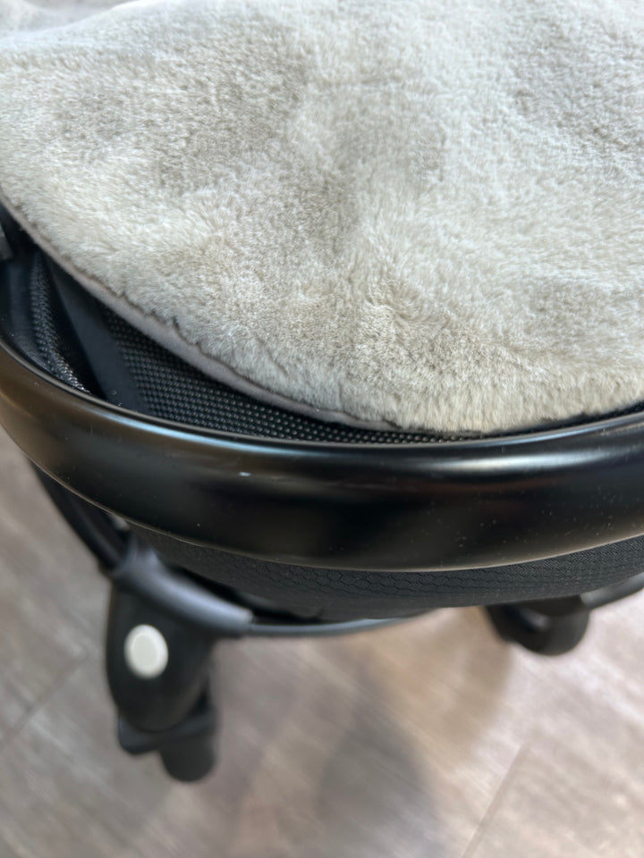 PRE LOVED egg2 Travel System - Just Black