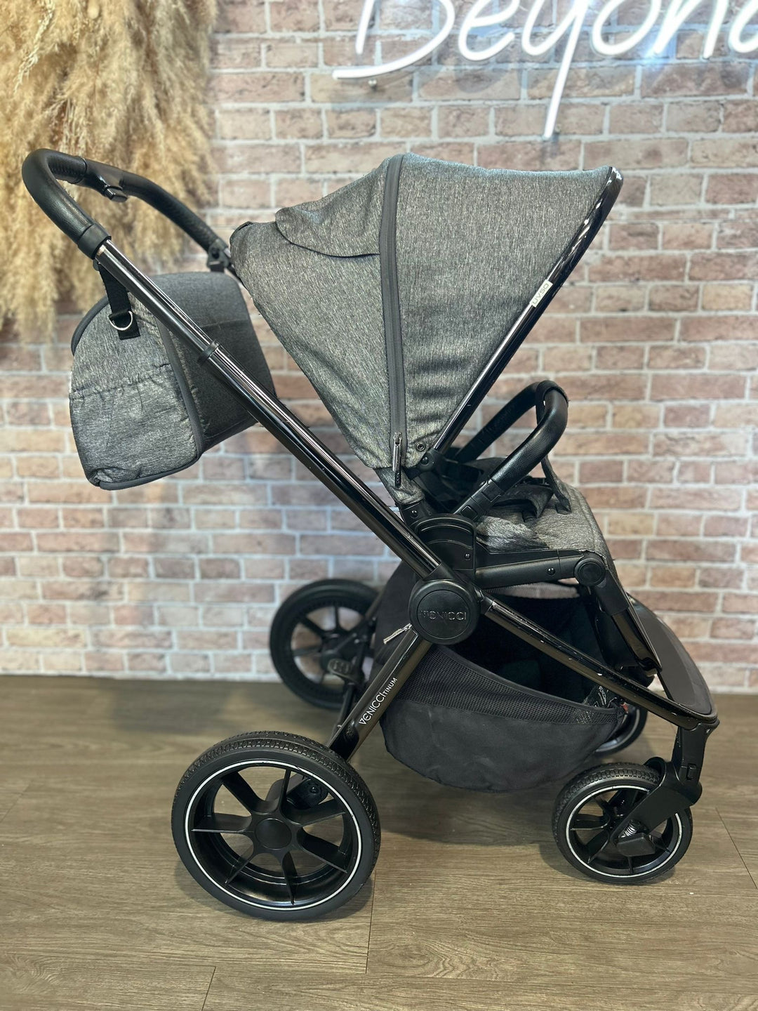 PRE LOVED Venicci Tinum 2 in 1 Travel System - Grey