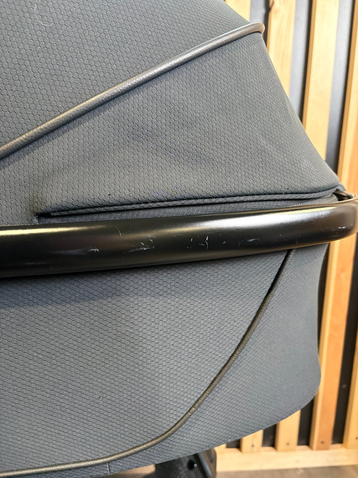 PRE LOVED egg2 Travel System - Just Black