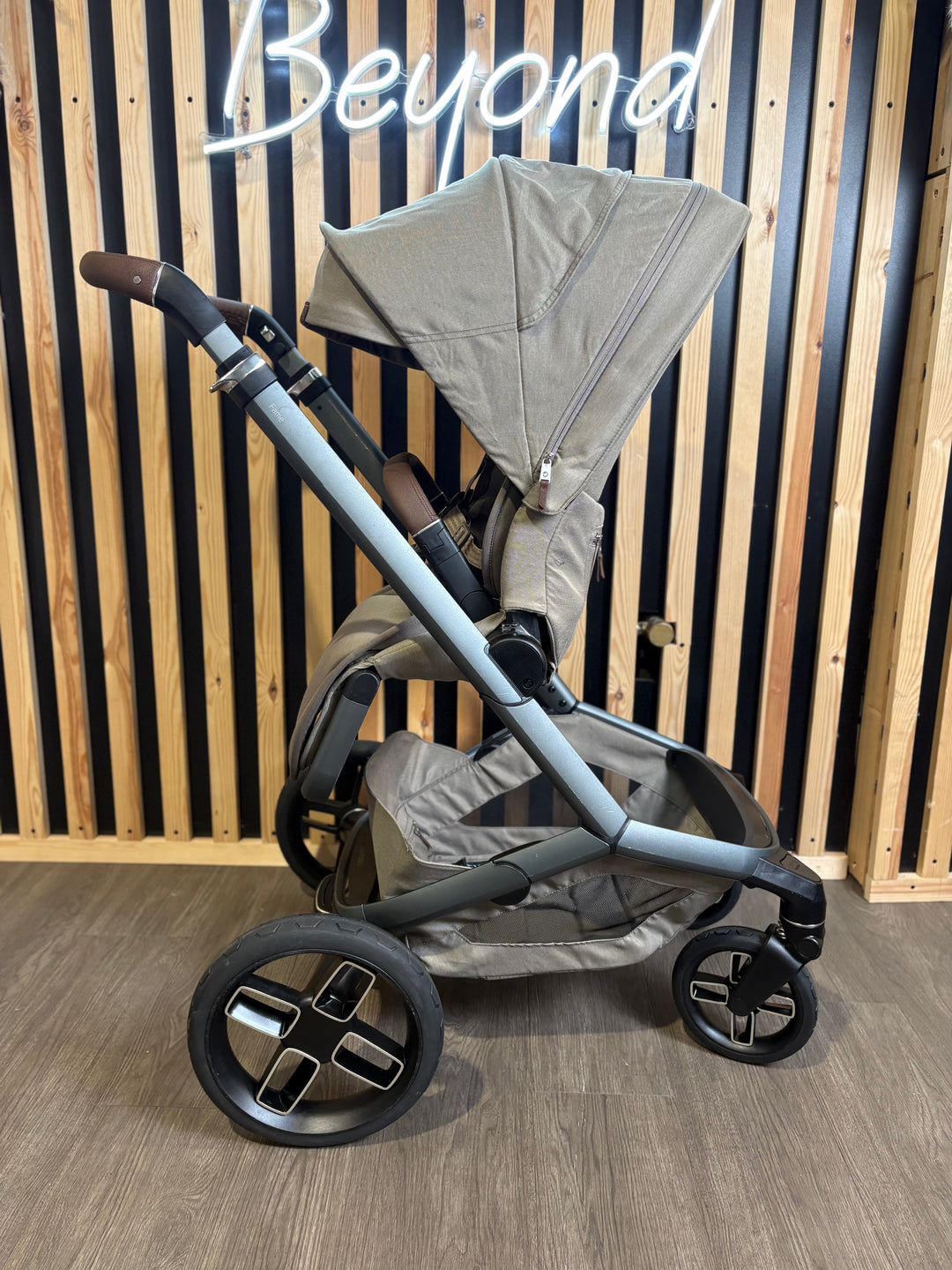 PRE LOVED Maxi-Cosi Fame Travel System - Twillic Truffle/Black Wheels