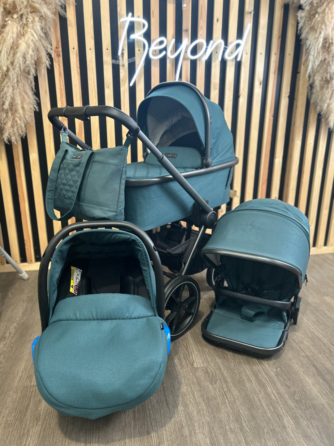 PRE LOVED Venicci Tinum Special Edition Travel System Teal