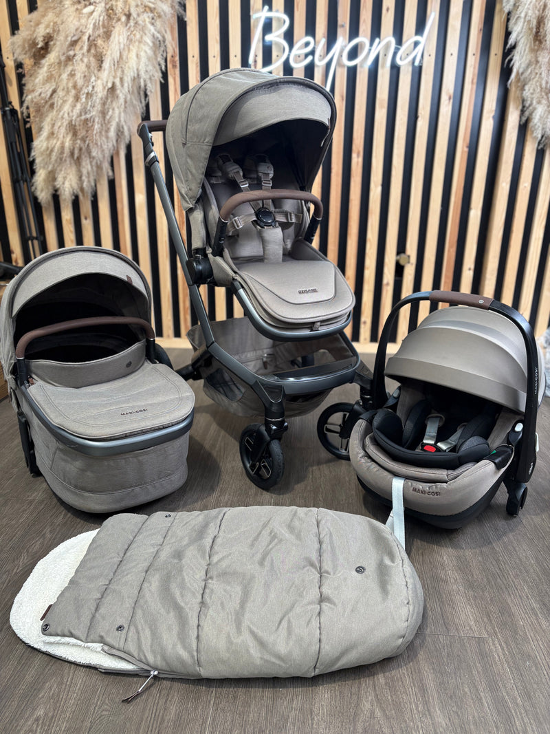 PRE LOVED Maxi-Cosi Fame 3-in-1 Travel - Twillic Truffle/Black Wheels