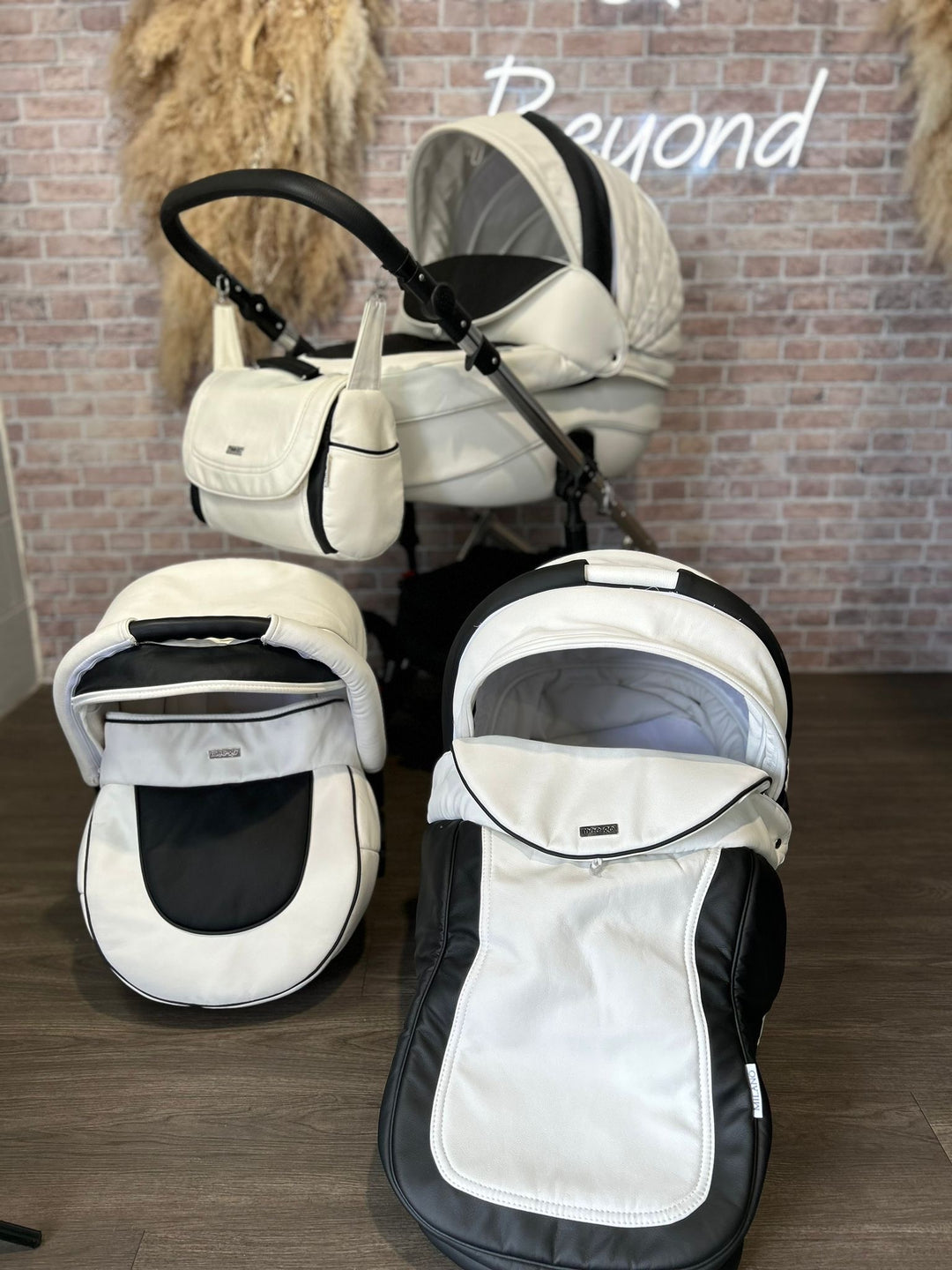 EX DISPLAY Mee-Go Milano Travel System - White