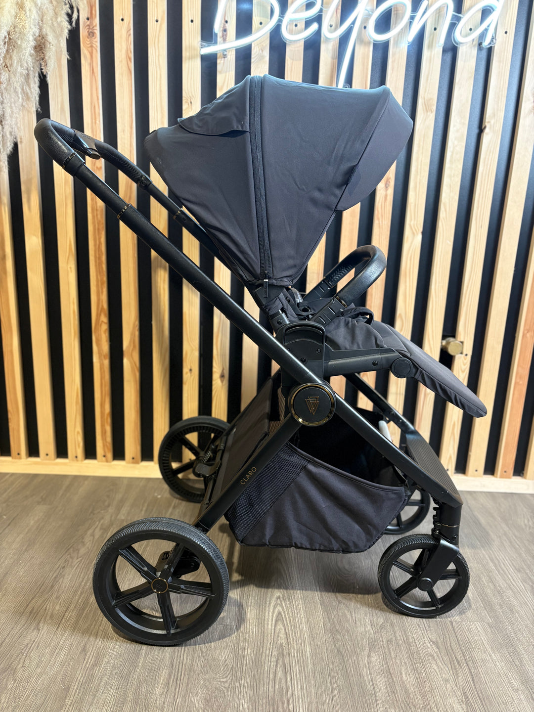 PRE LOVED Venicci Claro 4in1 Travel System Inc Isofix Base - Noir