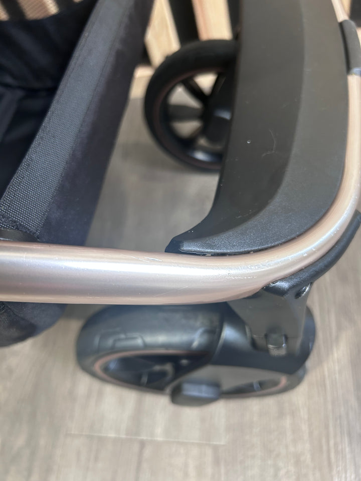 PRE LOVED Zummi Solo Travel System - Black & Rose Gold