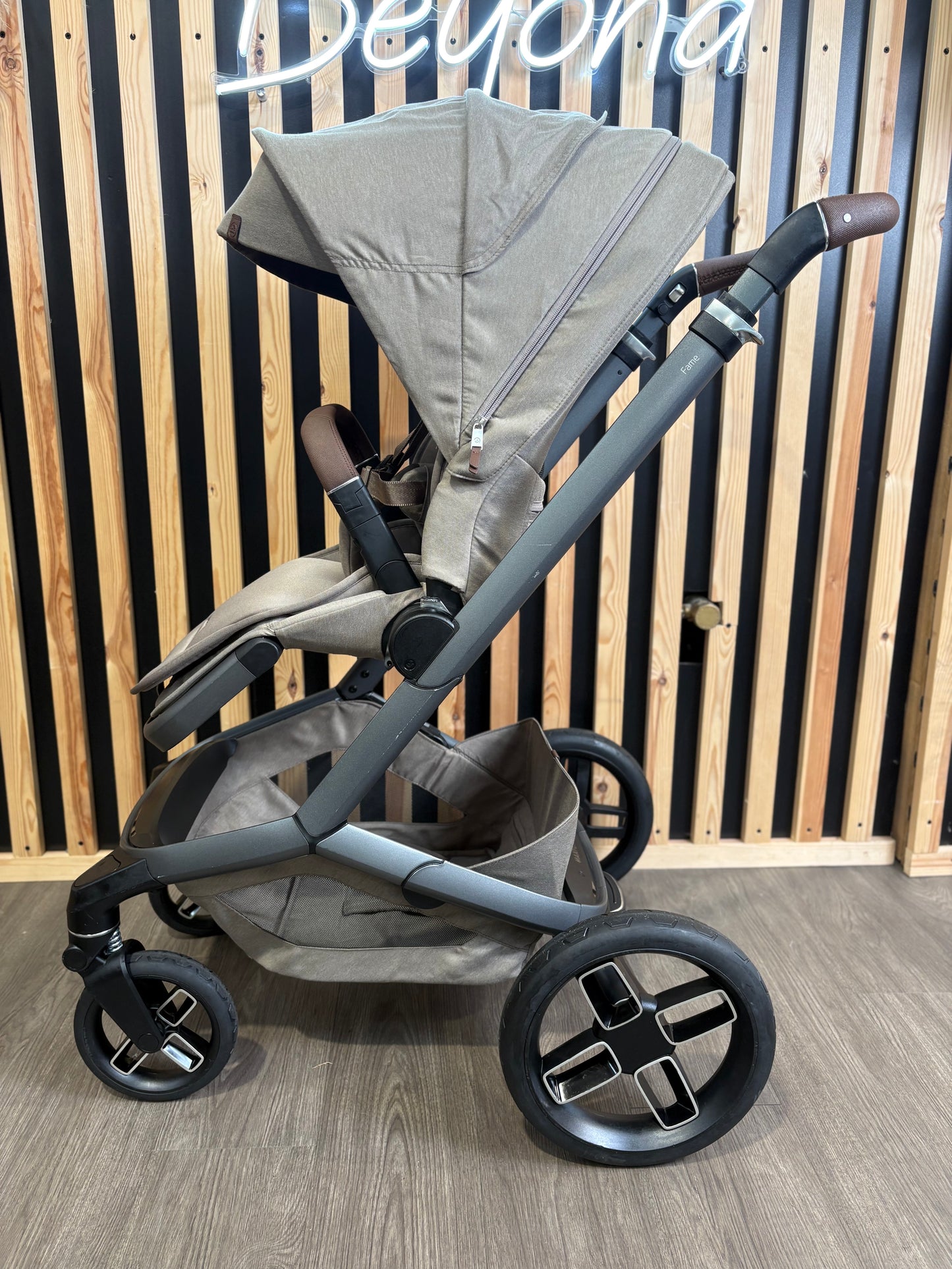 PRE LOVED Maxi-Cosi Fame 3-in-1 Travel - Twillic Truffle/Black Wheels
