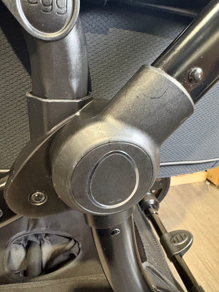 PRE LOVED egg2 Travel System - Just Black