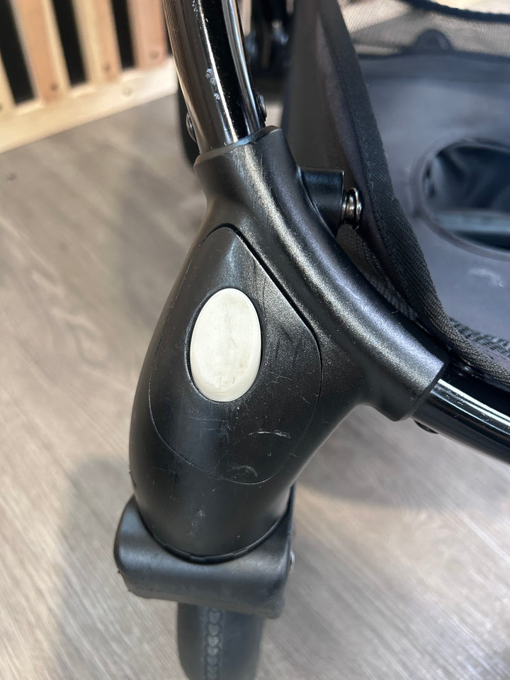 PRE LOVED egg2 Travel System - Just Black