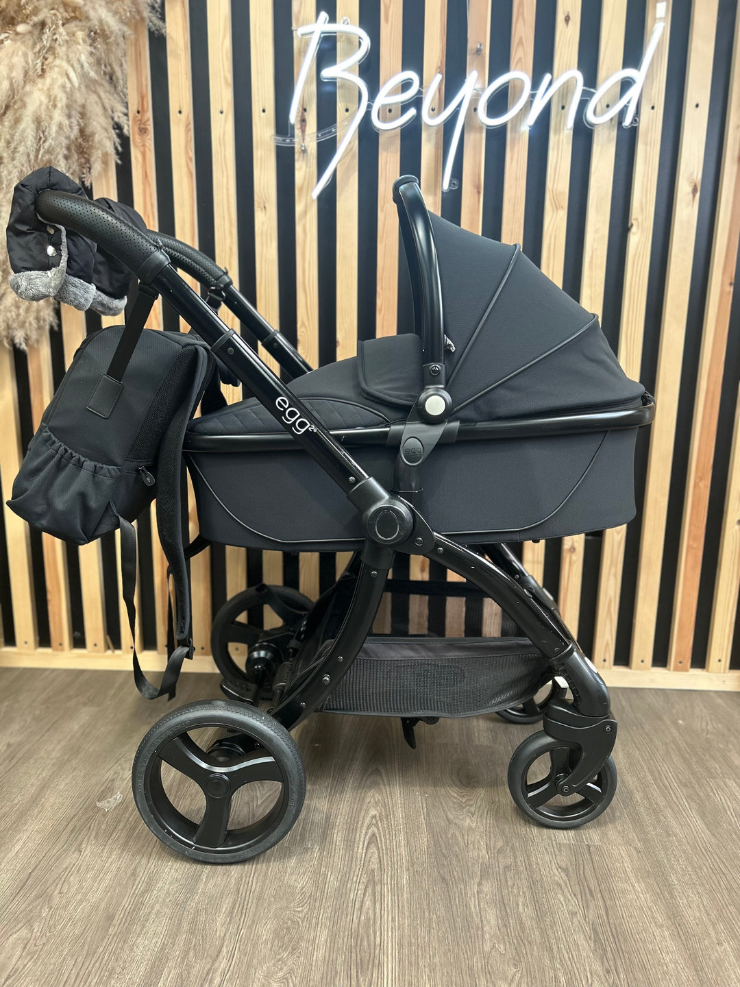 PRE LOVED egg2 Travel System - Just Black
