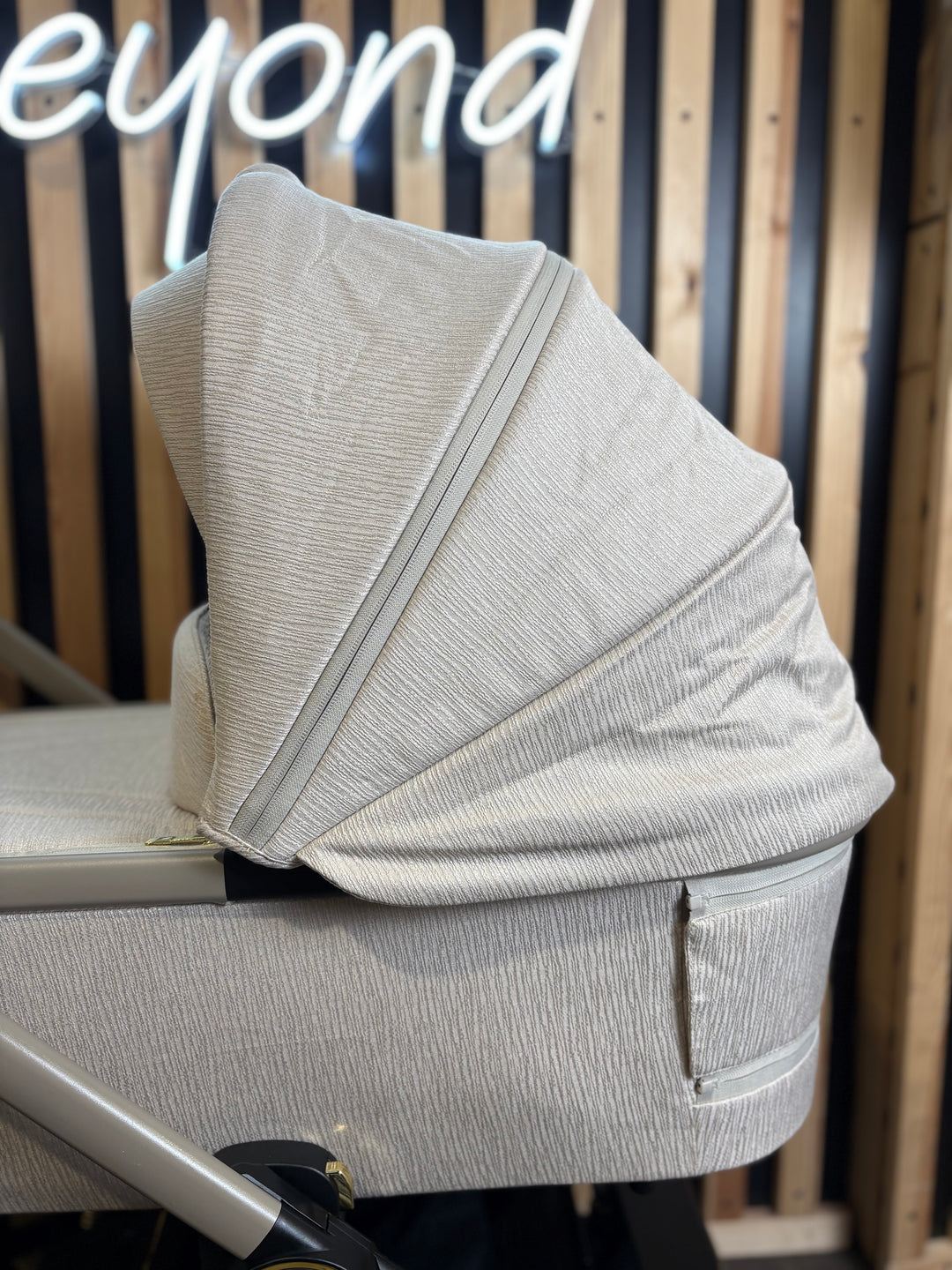 PRE LOVED Venicci Tinum Upline Travel System - Stone Beige