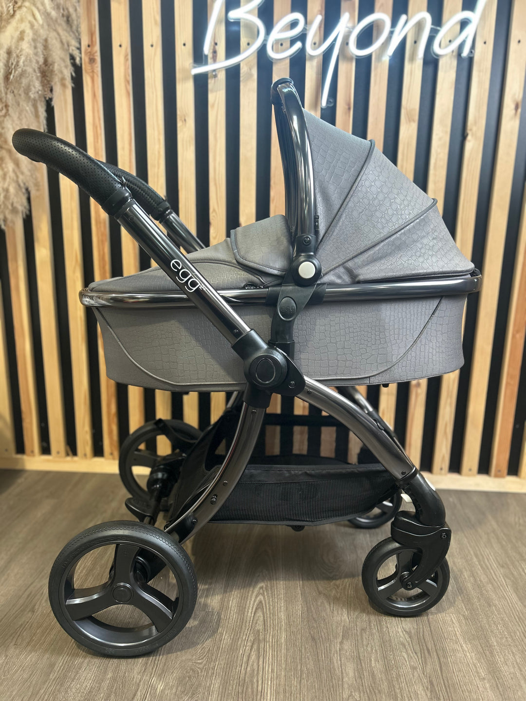 PRE LOVED egg2 Travel System - Jurassic Grey
