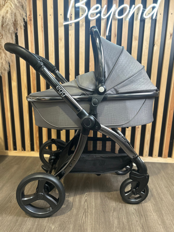 PRE LOVED egg2 Travel System - Jurassic Grey