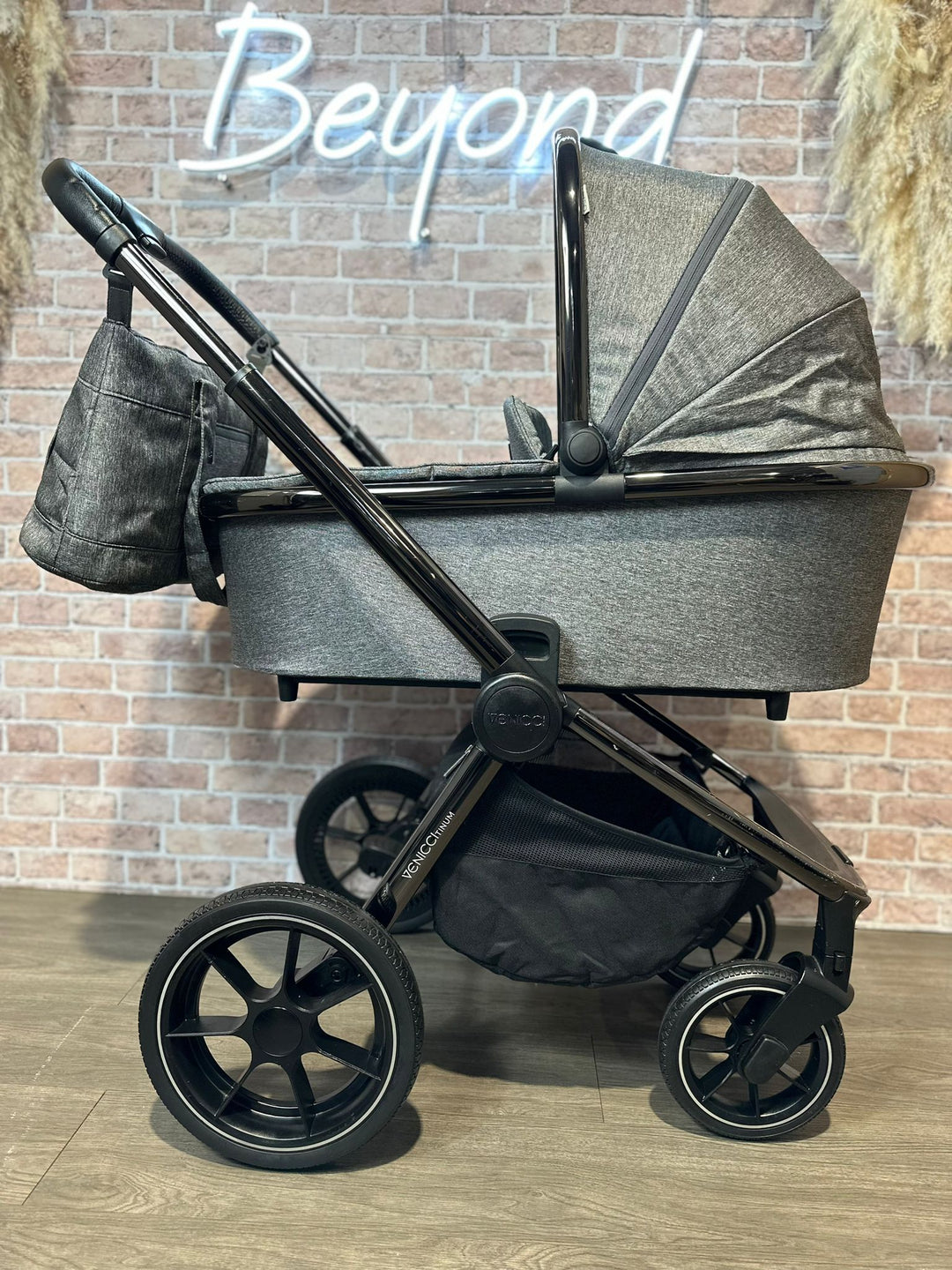 PRE LOVED Venicci Tinum 2 in 1 Travel System - Grey