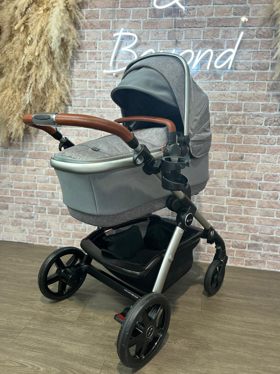 PRE LOVED Silver Cross Wave Pushchair & Carrycot – Zinc