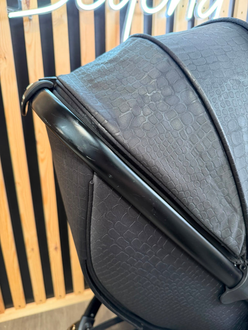 PRE LOVED egg2 Travel System - Jurassic Gold