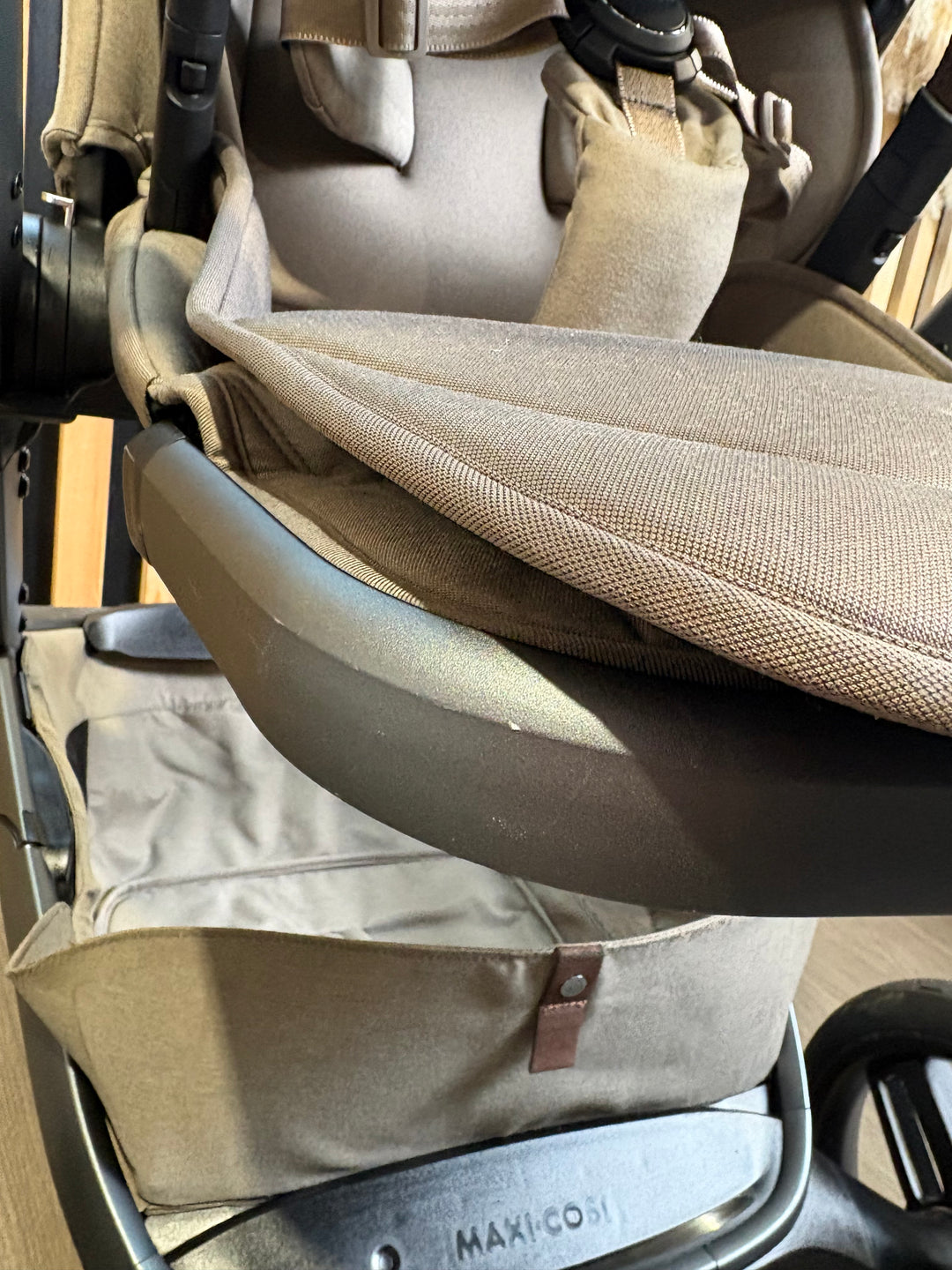 PRE LOVED Maxi-Cosi Fame Travel System - Twillic Truffle/Black Wheels