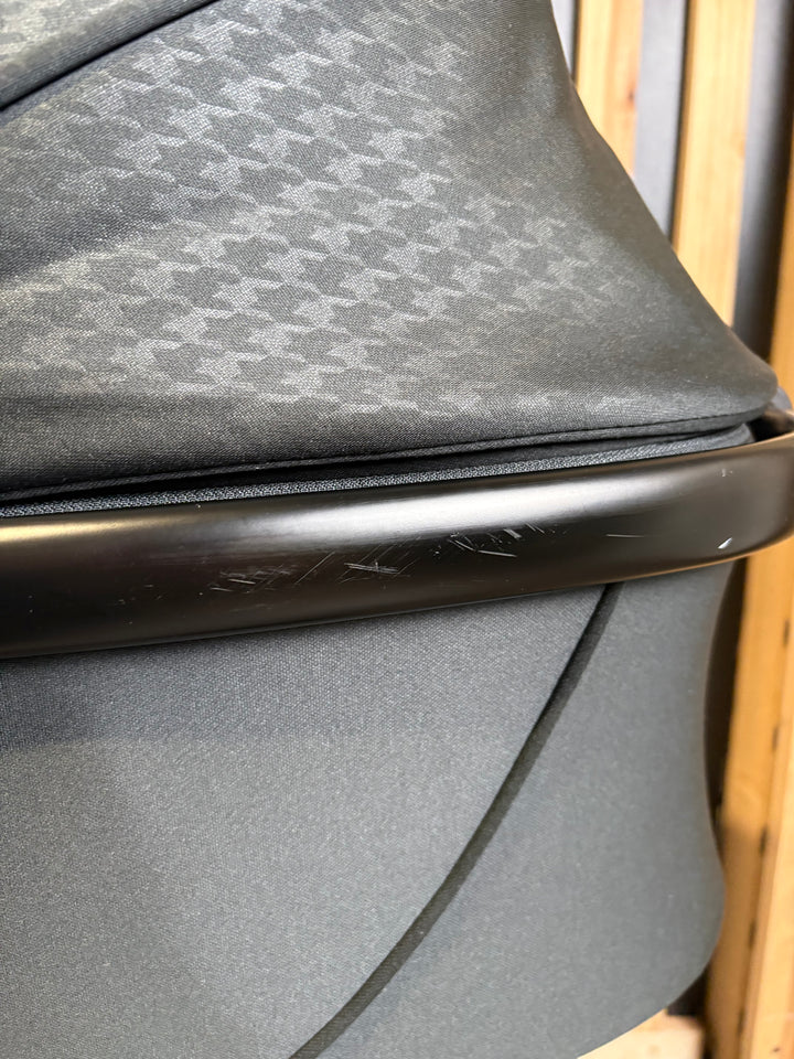 PRE LOVED egg3 Travel System - Houndstooth Black