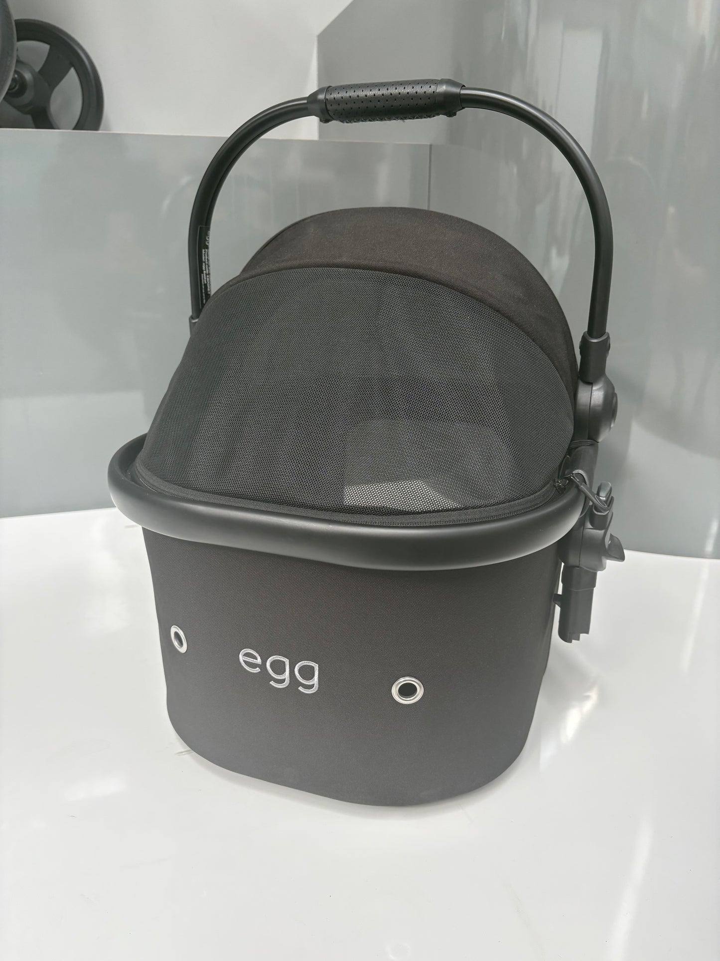 EX DISPLAY egg Pet Basket