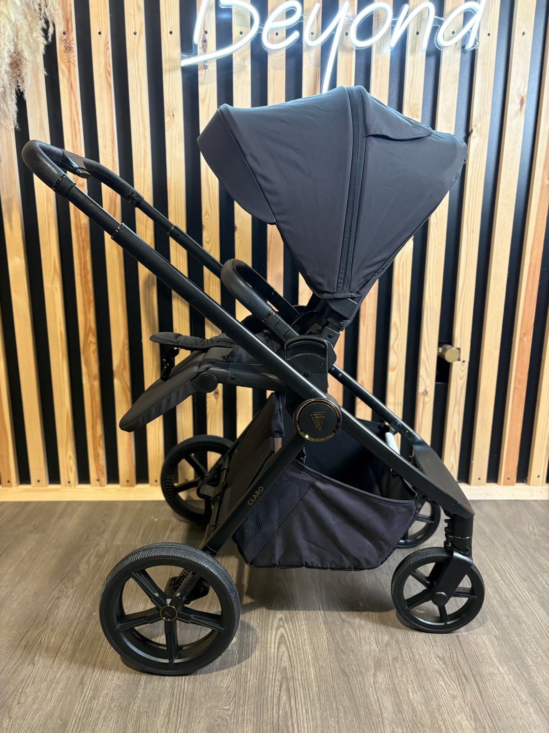 PRE LOVED Venicci Claro 4in1 Travel System Inc Isofix Base - Noir
