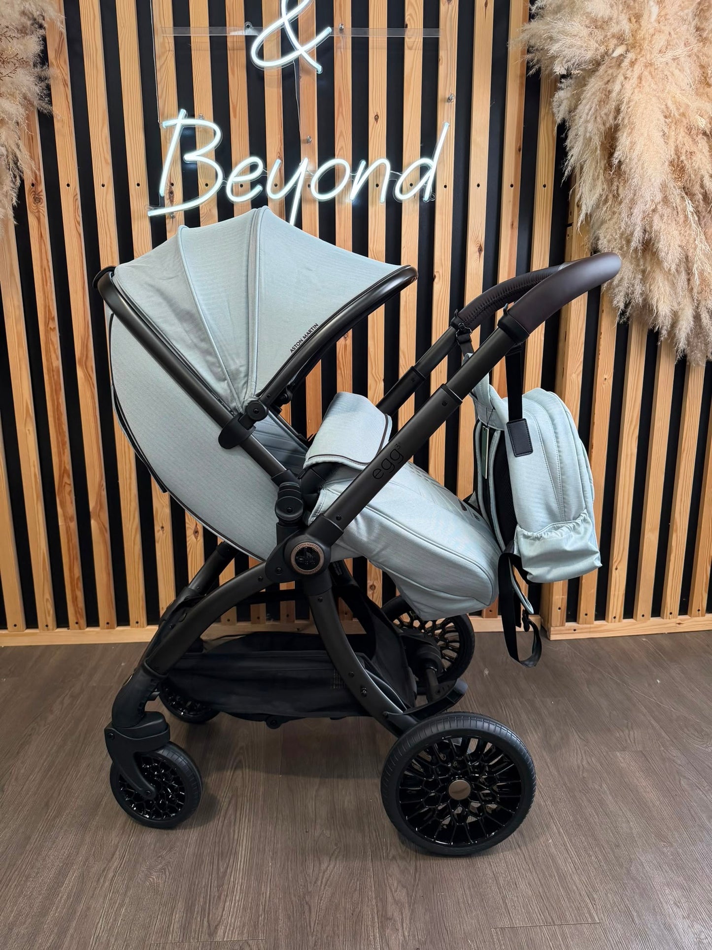 EX DISPLAY Aston Martin egg3 Luxury Travel System - Soft Grey