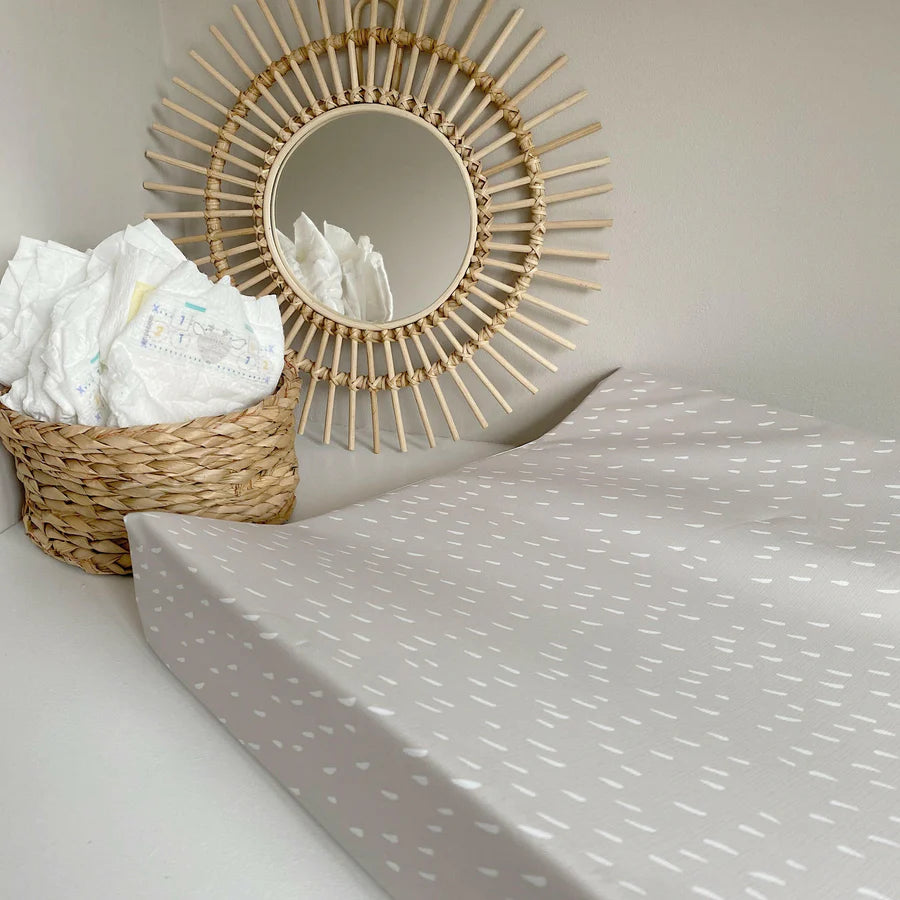 Bobbin & Bumble Anti-Roll Wedge Changing Mat – Greige Dash Print