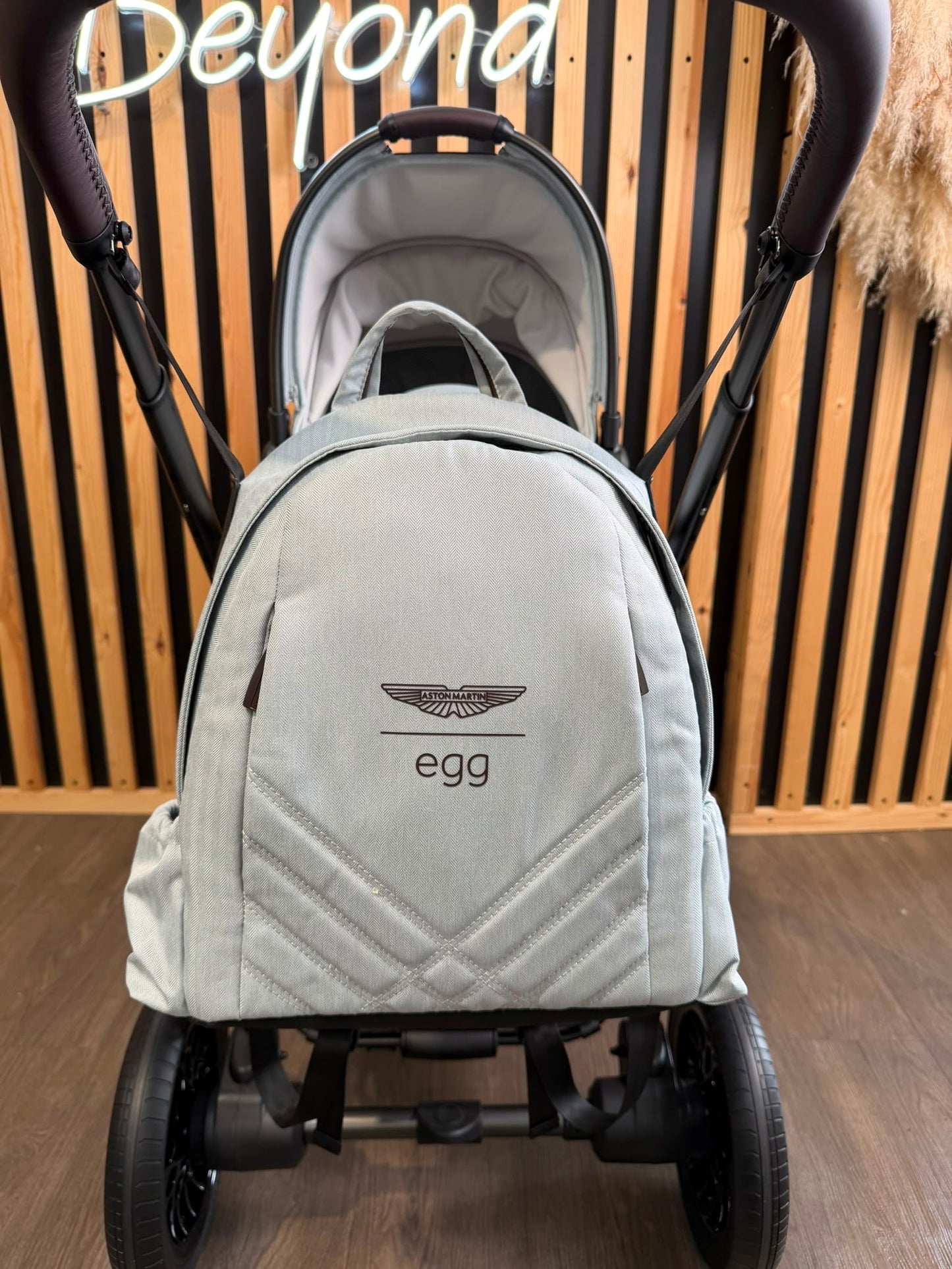 EX DISPLAY Aston Martin egg3 Luxury Travel System - Soft Grey