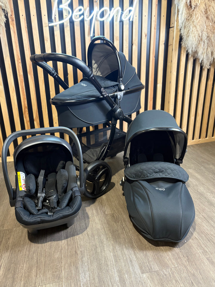 PRE LOVED egg2 Travel System - Just Black