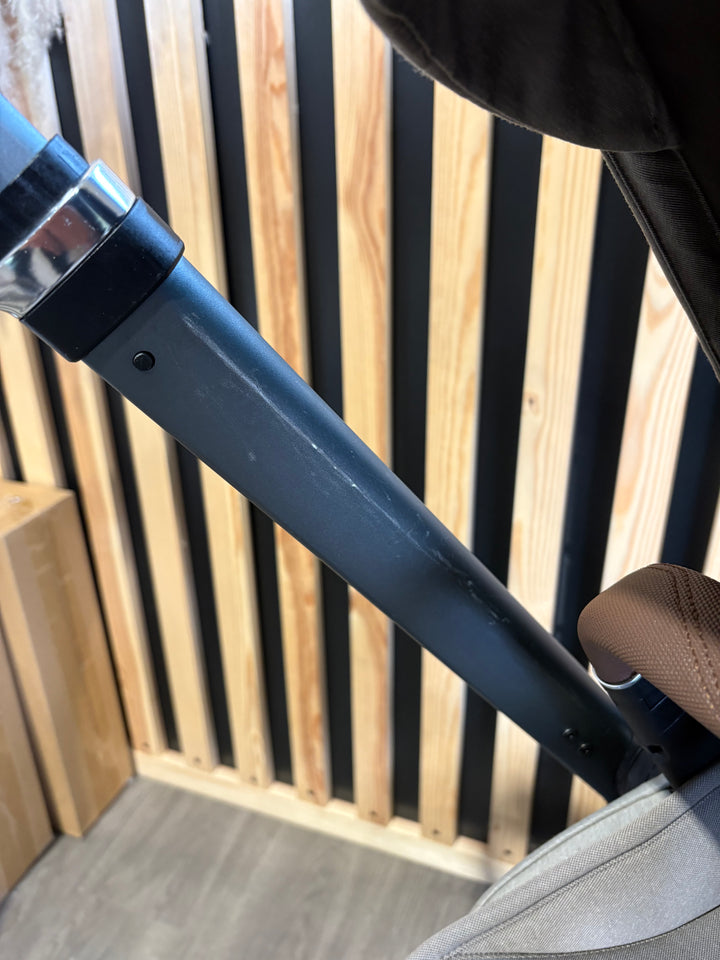 PRE LOVED Maxi-Cosi Fame Travel System - Twillic Truffle/Black Wheels