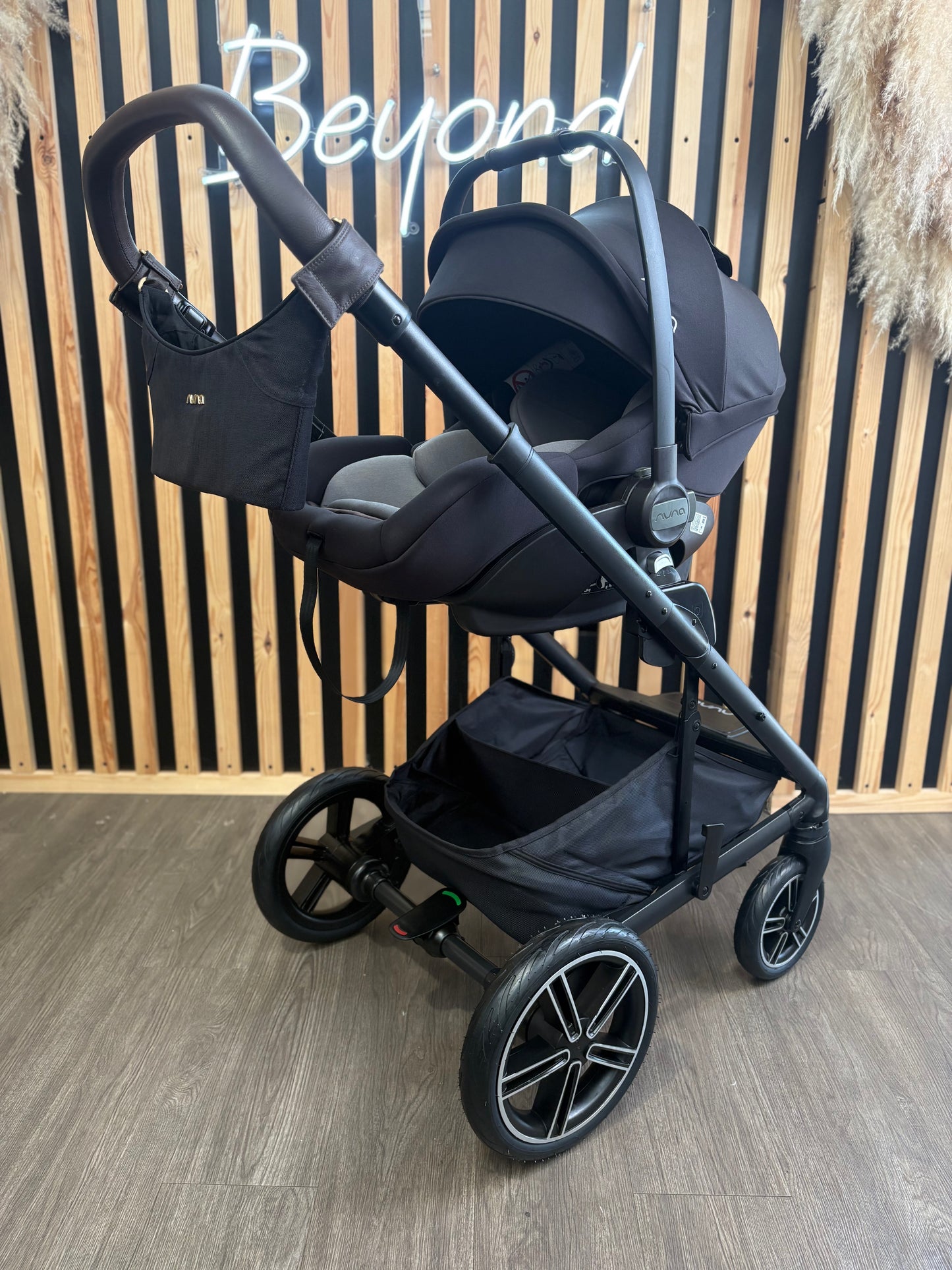 PRE LOVED Nuna Mixx Travel System - Caviar