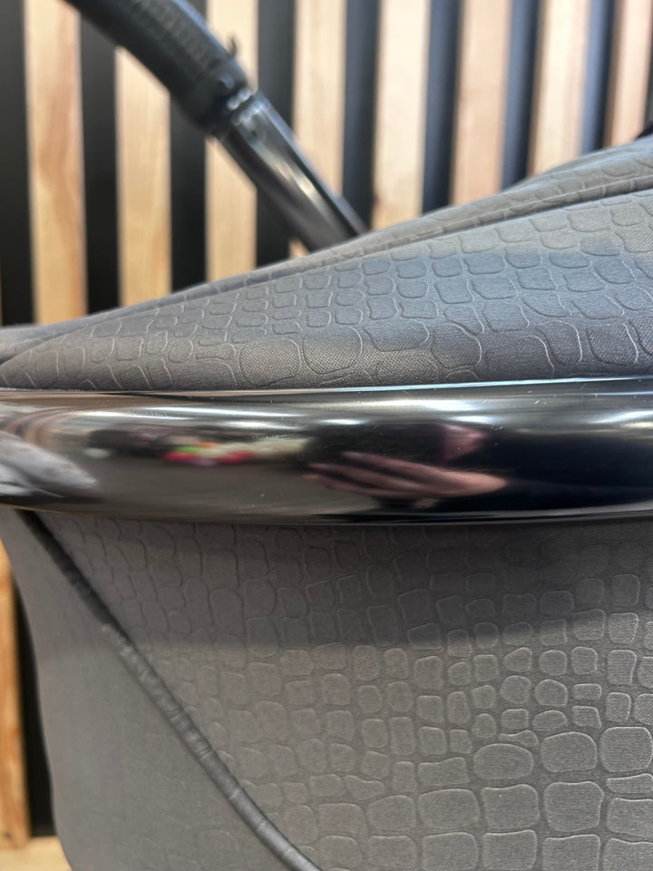 PRE LOVED egg2 Travel System - Jurassic Grey