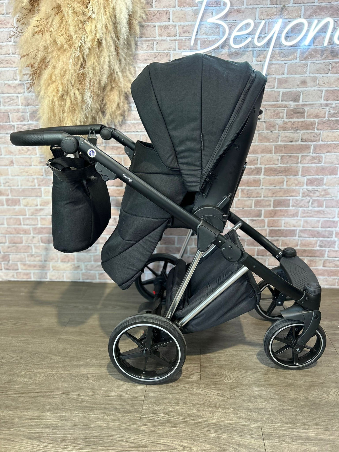 EX DISPLAY Mee-Go Milano Plus Travel System - Platinum