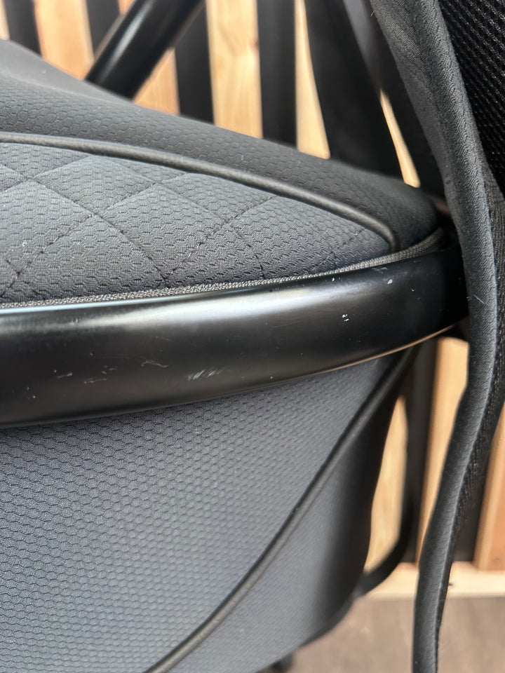 PRE LOVED egg2 Travel System - Just Black