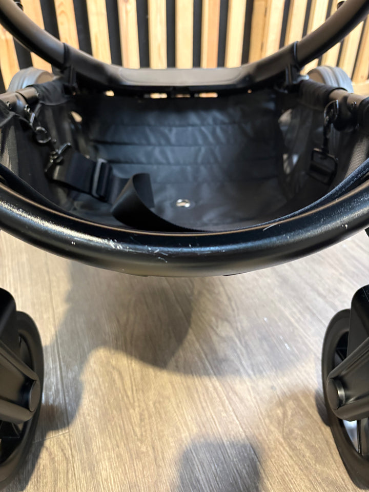 PRE LOVED iCandy Peach 7 Travel System - Jet/Black