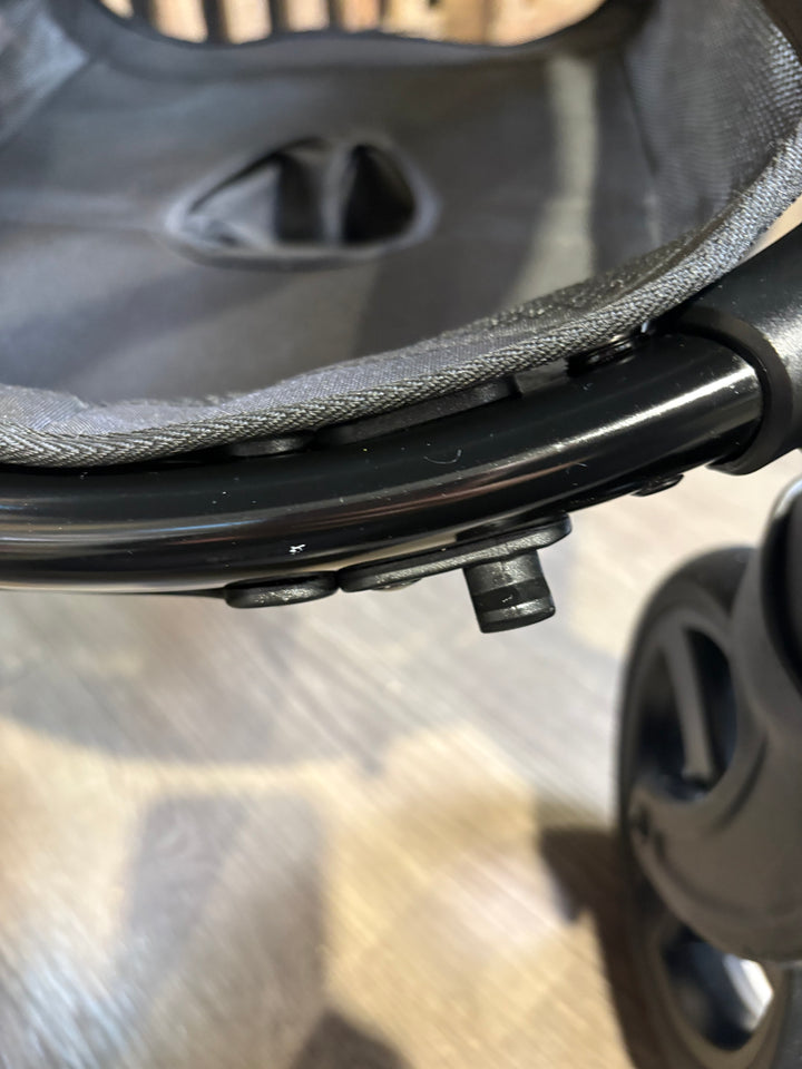 PRE LOVED egg2 Travel System - Just Black