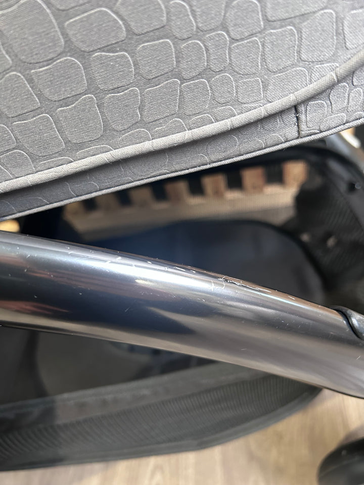 PRE LOVED egg2 Travel System - Jurassic Grey