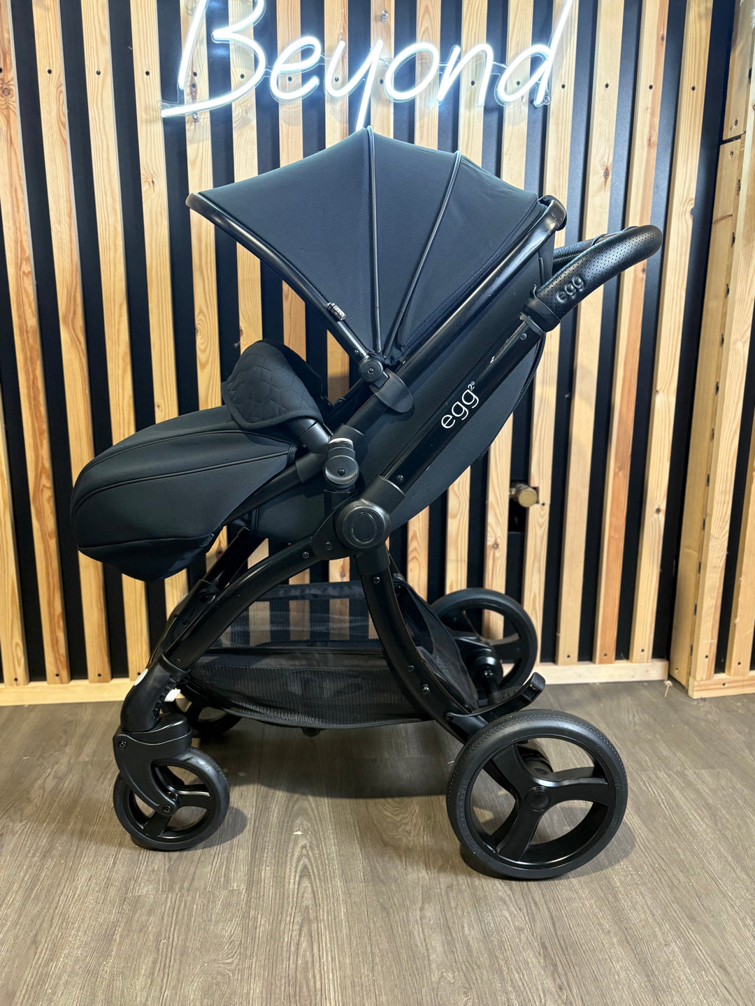 PRE LOVED egg2 Travel System - Just Black