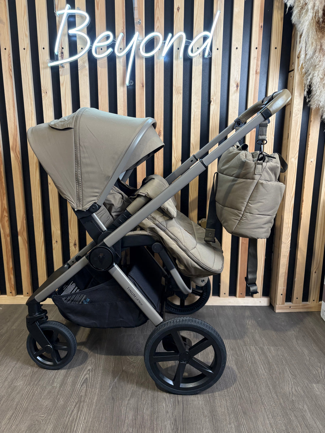 PRE LOVED Venicci Tinum Upline Travel System - Leo
