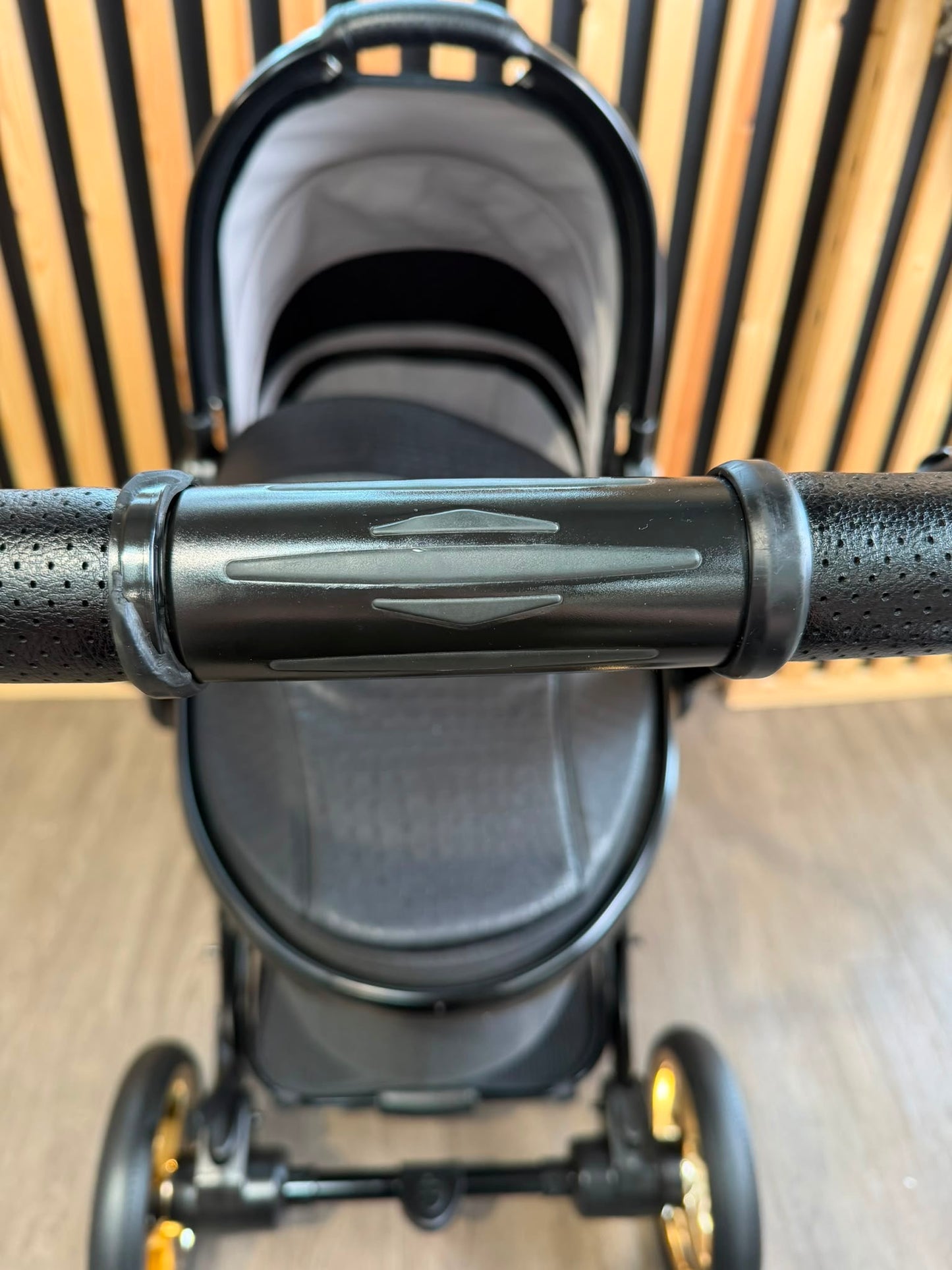 PRE LOVED egg2 Travel System - Jurassic Gold