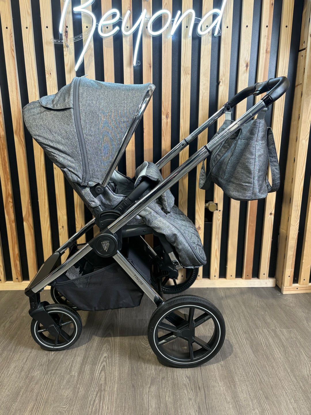 PRE LOVED Venicci Tinum 2.0 Travel System - Rock Graphite