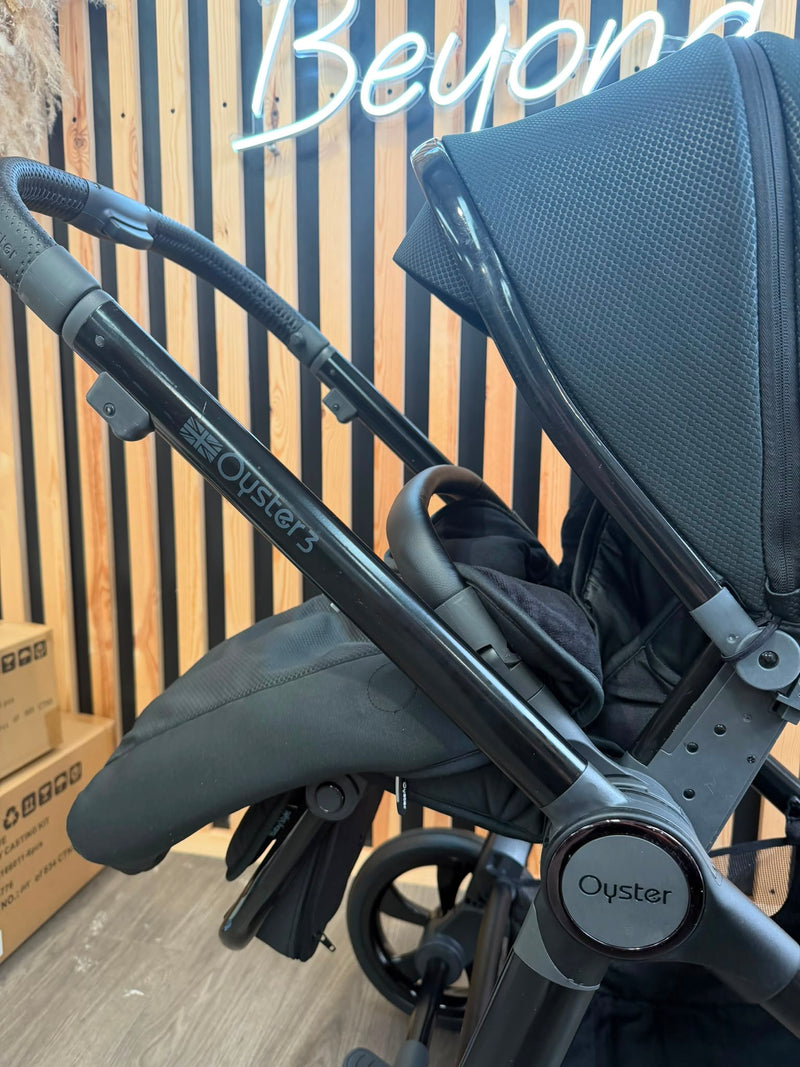PRE LOVED Babystyle Oyster3 Parent-and-World Facing Pushchair - Pixel