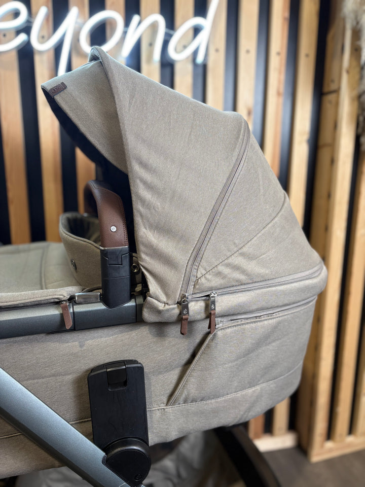 PRE LOVED Maxi-Cosi Fame Travel System - Twillic Truffle/Black Wheels